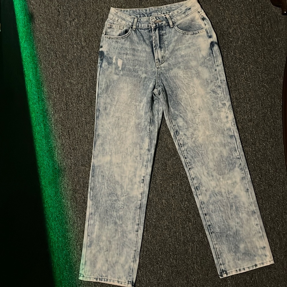 Woman’s baggie jeans